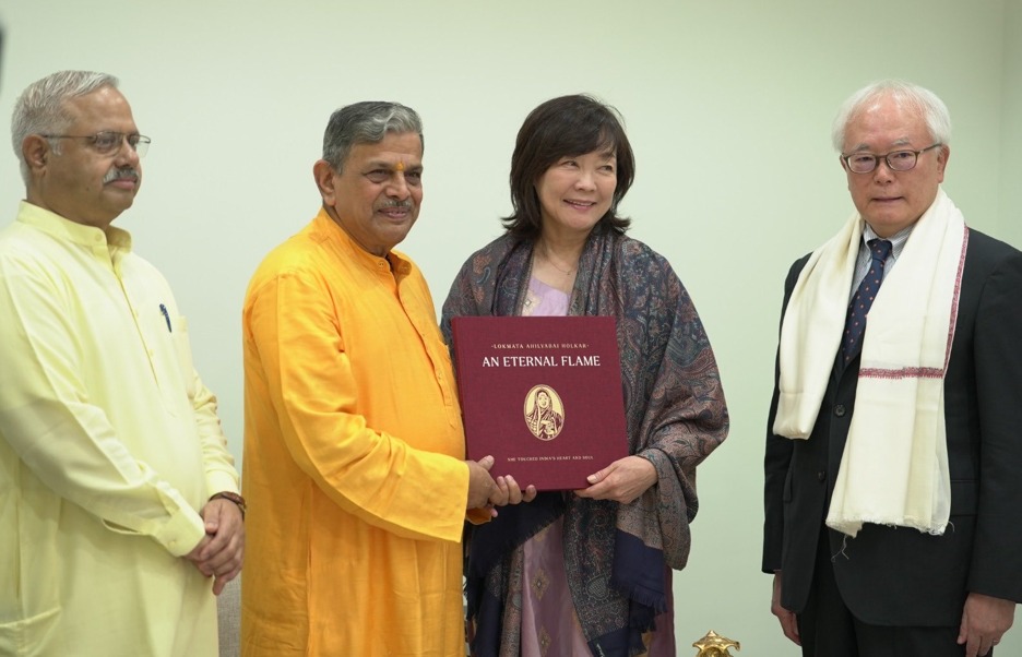 Shinzo-Abe-Wife-Akie-Abe-Meets-RSS-Dattatreya-Hosabale-2026